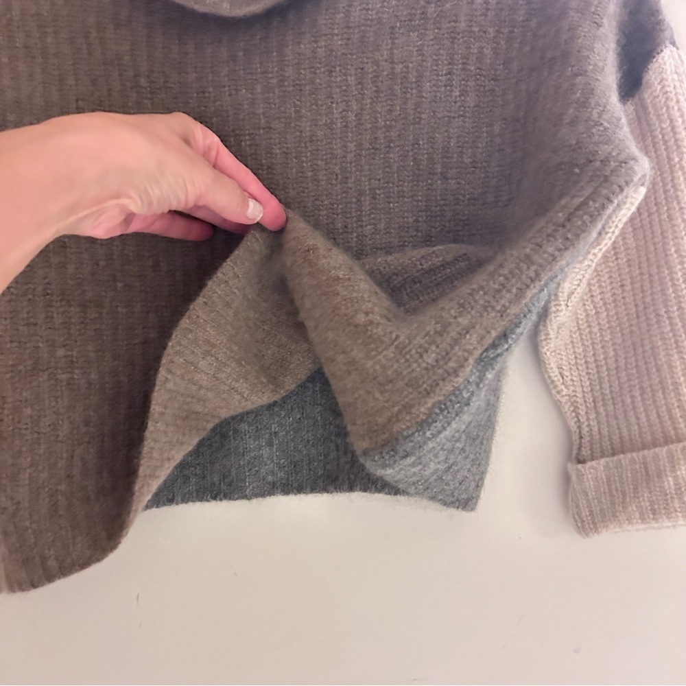 Lord + Taylor Grey Colour Block 100% Cashmere Crop Turtleneck Sweater Size XS - Picture 5 of 13